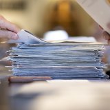 Seules quatre des onze communes zougoises ont dépouillé le scrutin sur le financement des partis de manière correcte, en déclarant non valables les bulletins qui n'étaient pas déposés en entier (photo symbolique). KEYSTONE/ANTHONY ANEX